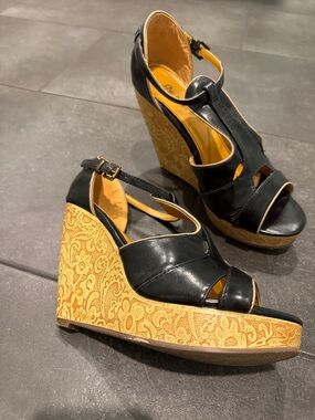 Promise U Scoria Black and Gold Pattern Wedge Sandals 6.5